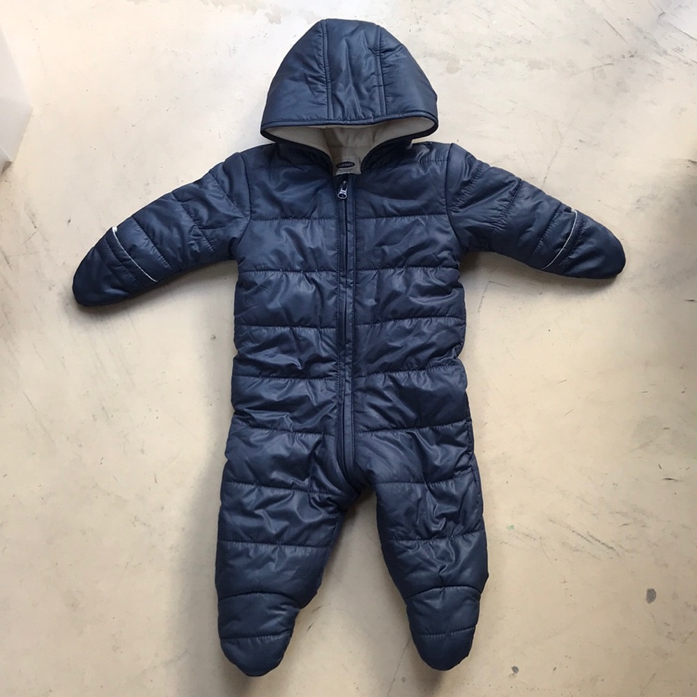 Old Navy snow suit size 6-12M